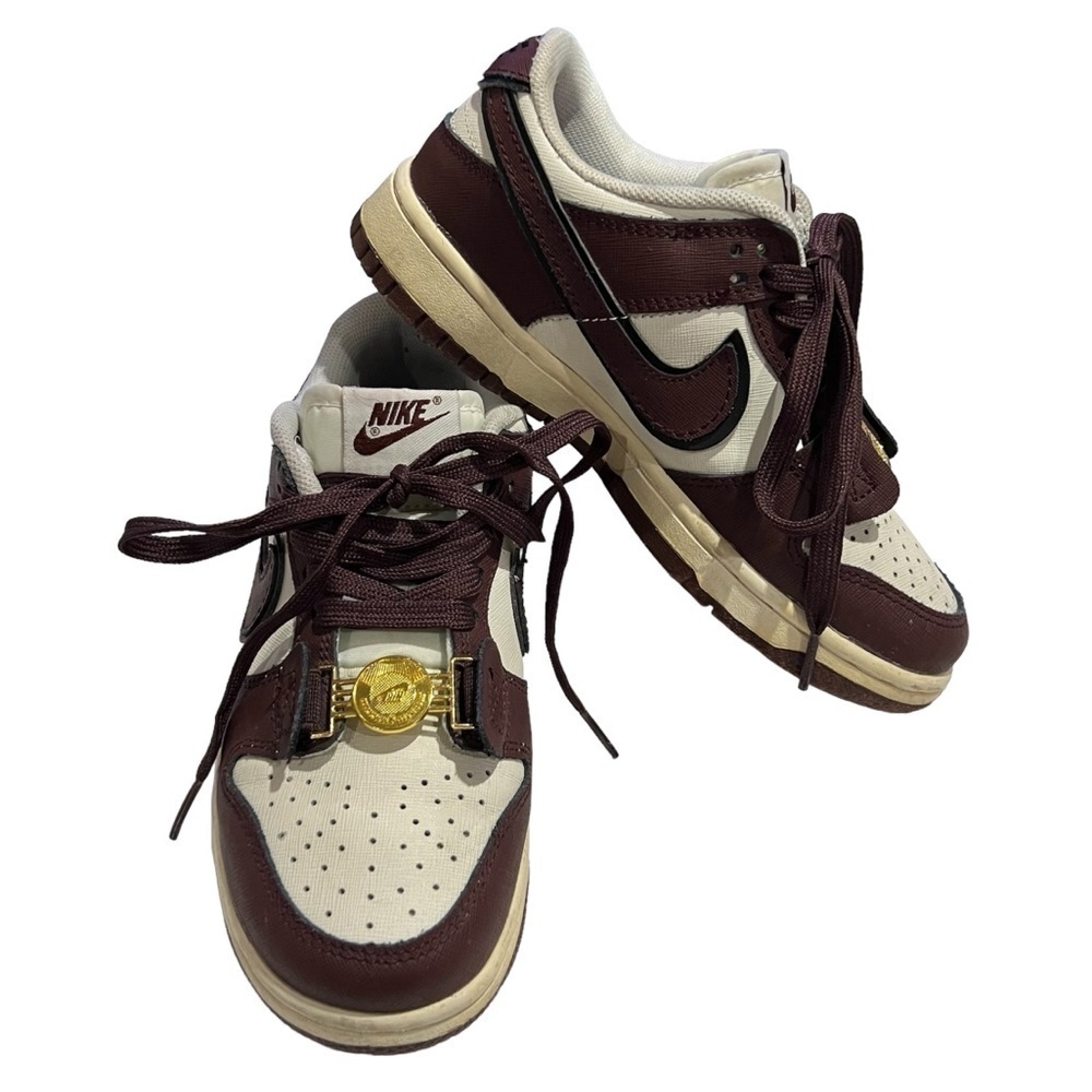 Nike Women’s Dunk Low SE Sisterhood Sneaker in Size 5.5. Style DV1160